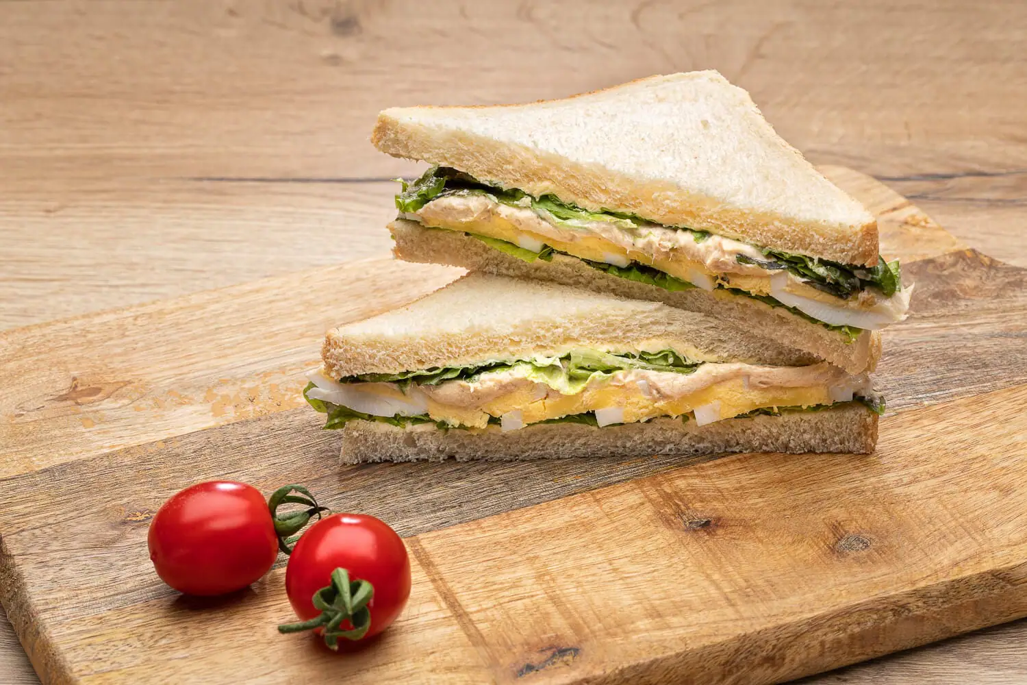 Toast s tuňákovou pomazánkou a vajíčkem